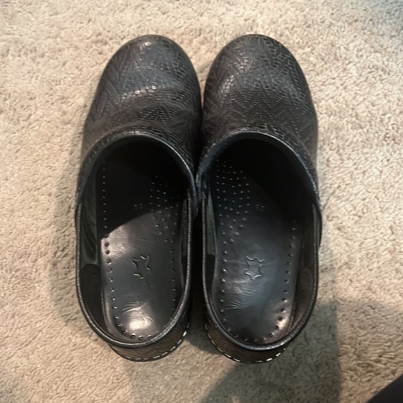 Dansko clogs, black, like new, slightly worn, size 38 women’s. - Picture 3 of 8